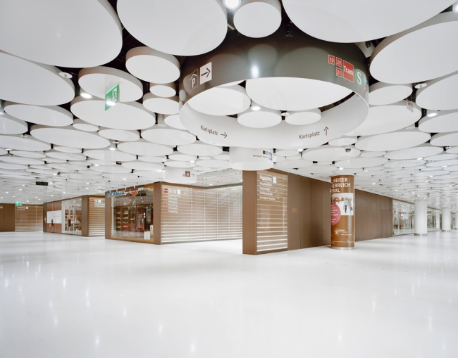 �������� ����� Stachus Passagen � Brigida González