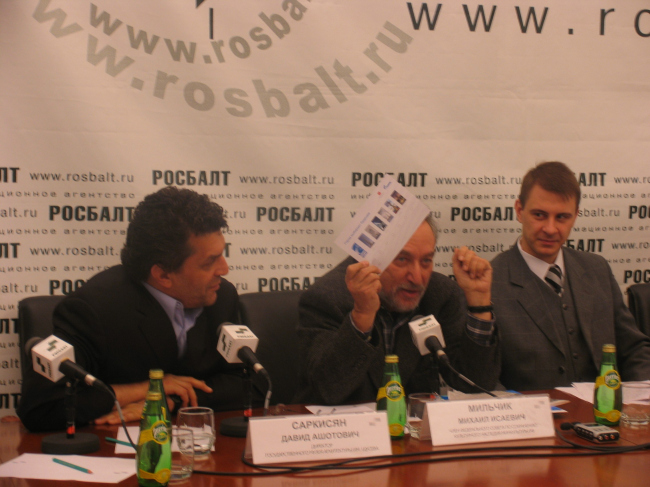 Михаил Мильчик показывает бюллетень для общественного голоcования по проектам, в котороом не было пункта «против всех»