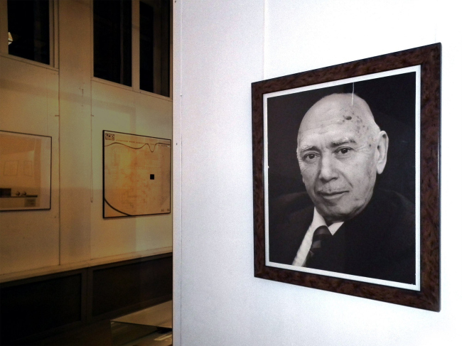 Выставка в галерее ВХУТЕМАС. Слева планшеты НЭР, справа портрет И.С.Николаева.